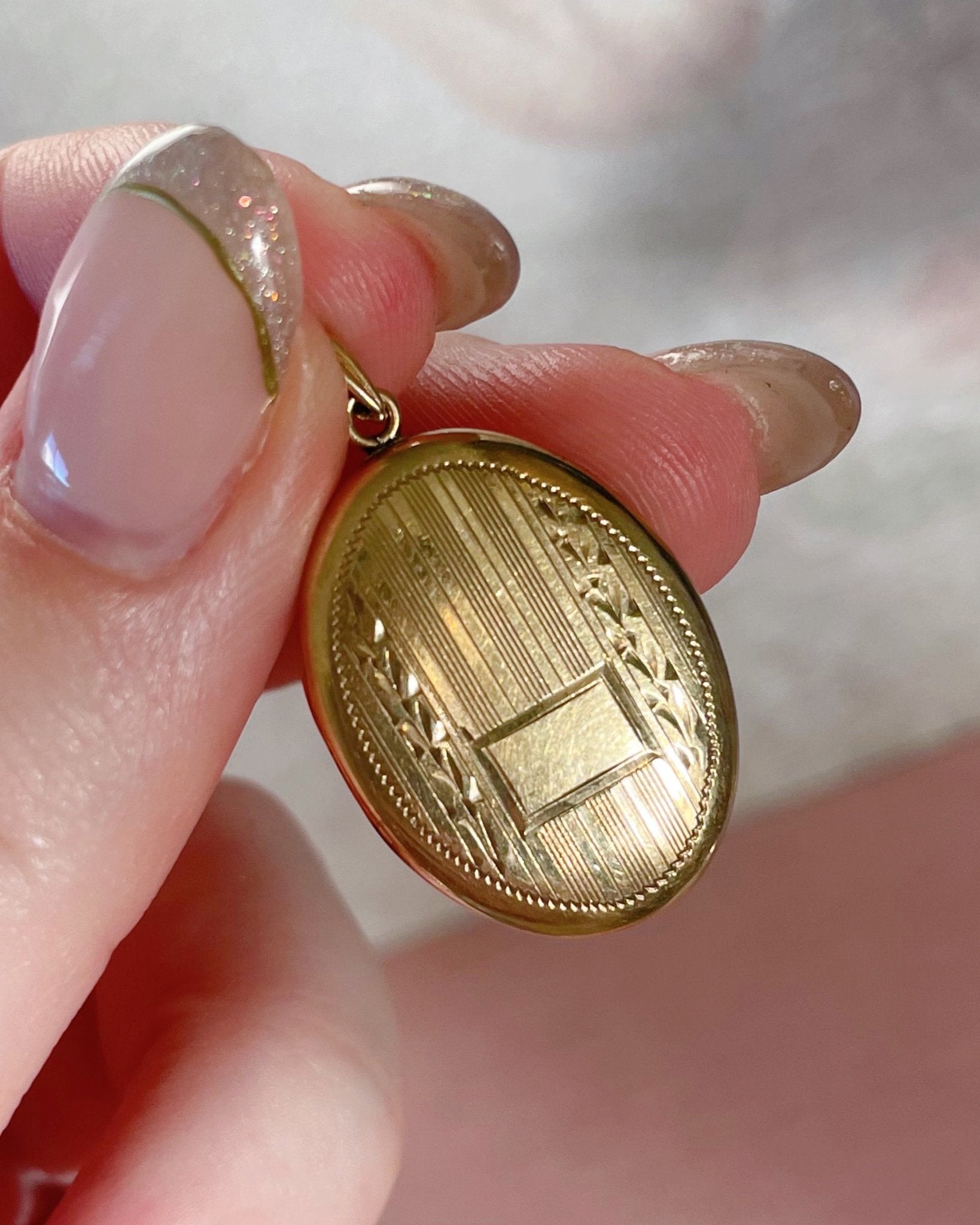 Art Deco Shiman Mfg. Co. Inc. ESEMCO 10k Yellow Gold Oval Locket - Clover Collective Antiques