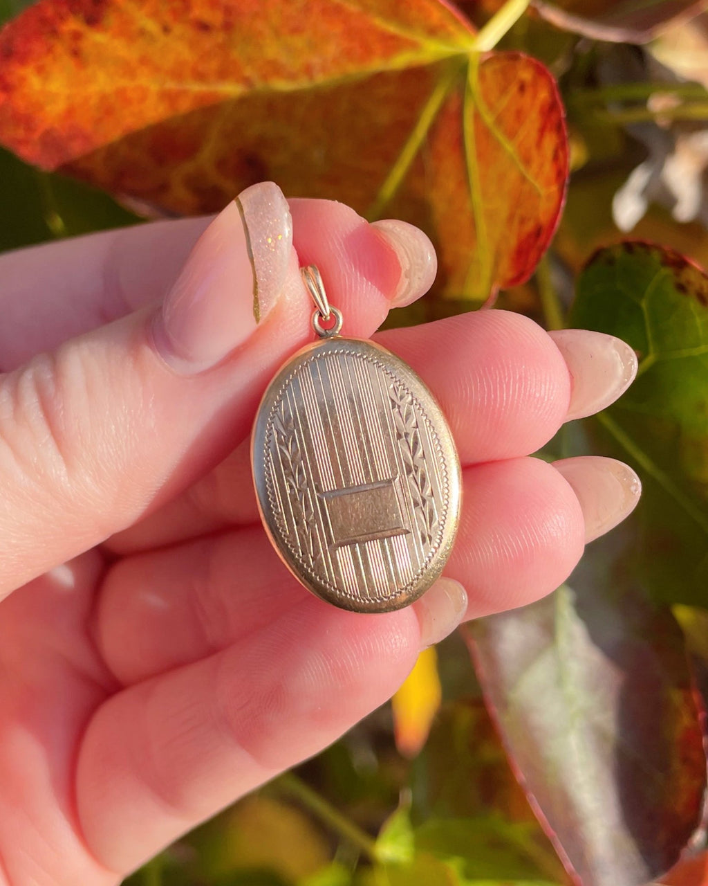 Art Deco Shiman Mfg. Co. Inc. ESEMCO 10k Yellow Gold Oval Locket - Clover Collective Antiques
