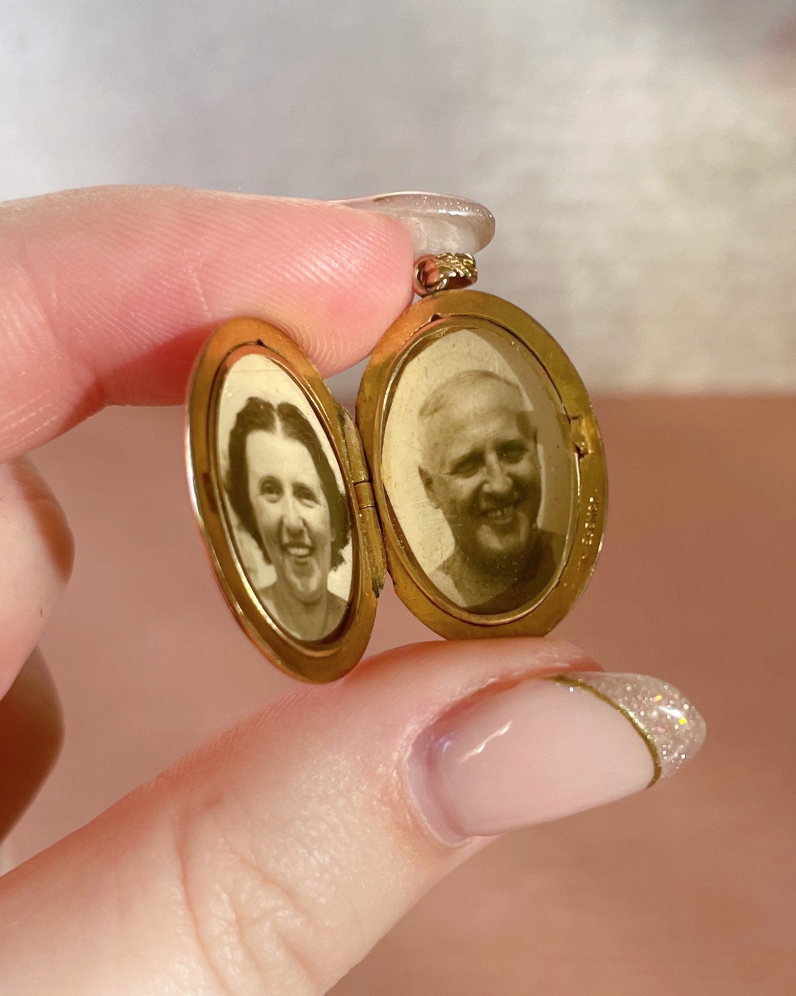 Art Deco Shiman Mfg. Co. Inc. ESEMCO 10k Yellow Gold Oval Locket - Clover Collective Antiques