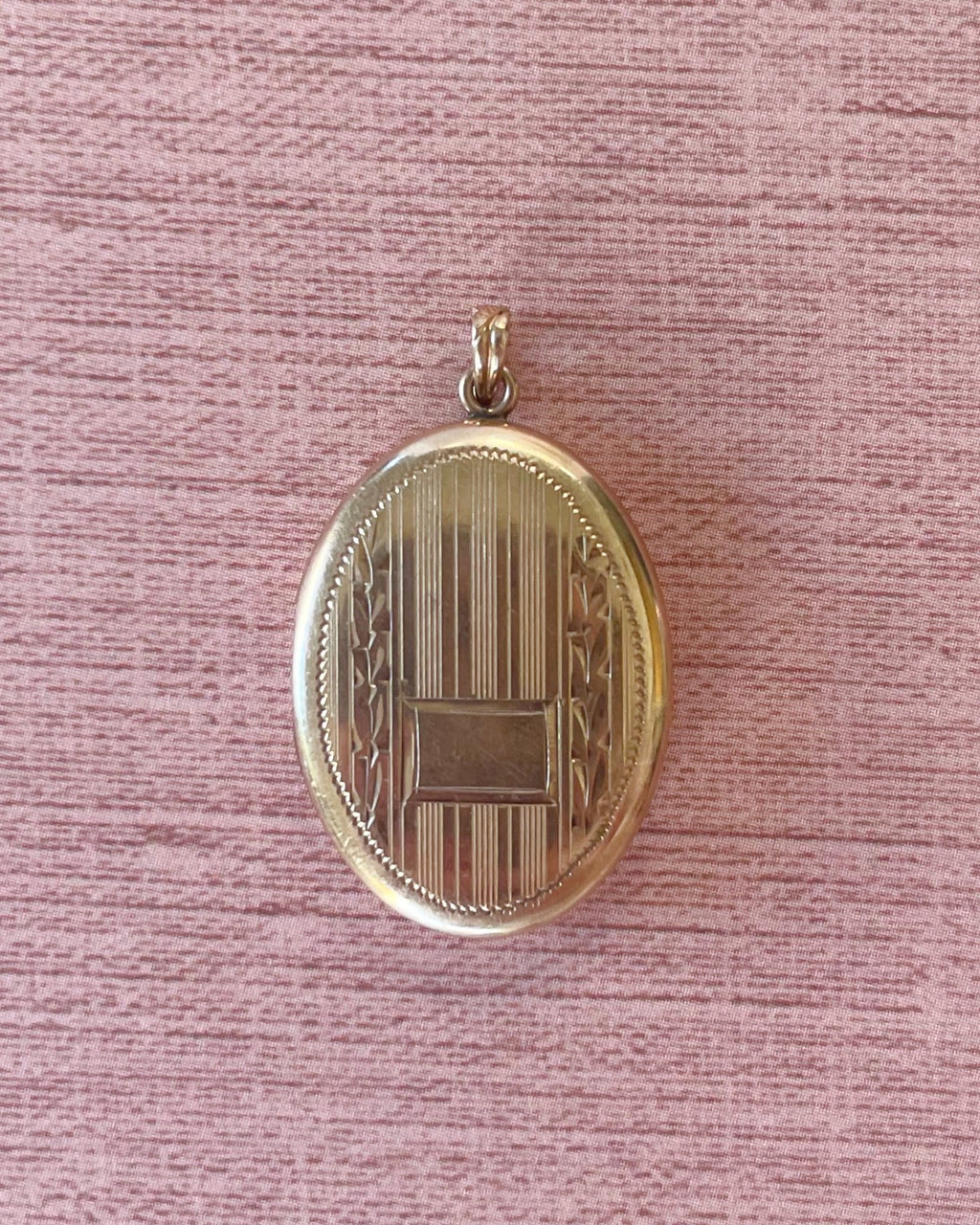 Art Deco Shiman Mfg. Co. Inc. ESEMCO 10k Yellow Gold Oval Locket - Clover Collective Antiques