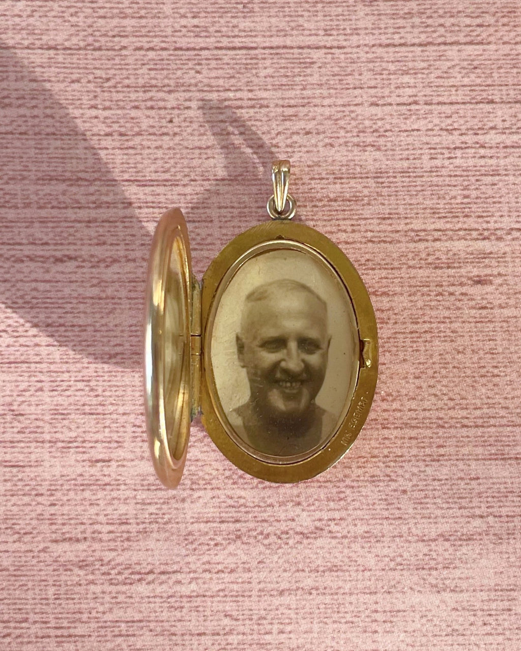 Art Deco Shiman Mfg. Co. Inc. ESEMCO 10k Yellow Gold Oval Locket - Clover Collective Antiques